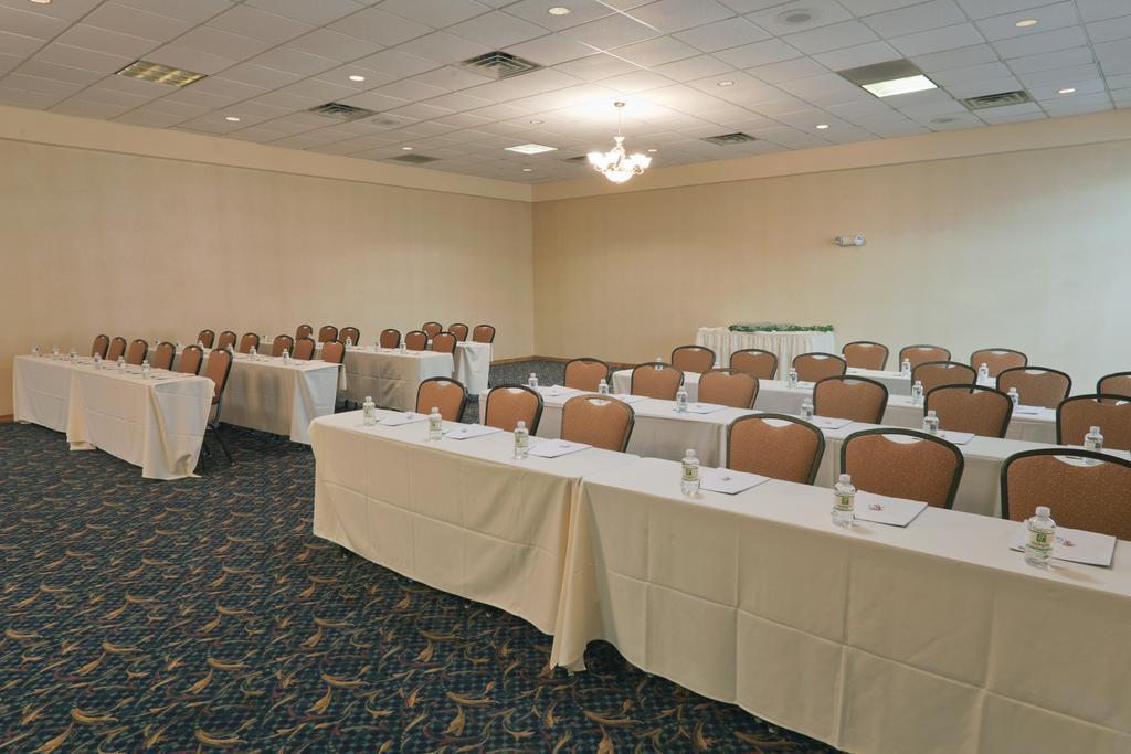 فندق Wyndham Garden Conference Center Champaign - Urbana المظهر الخارجي الصورة