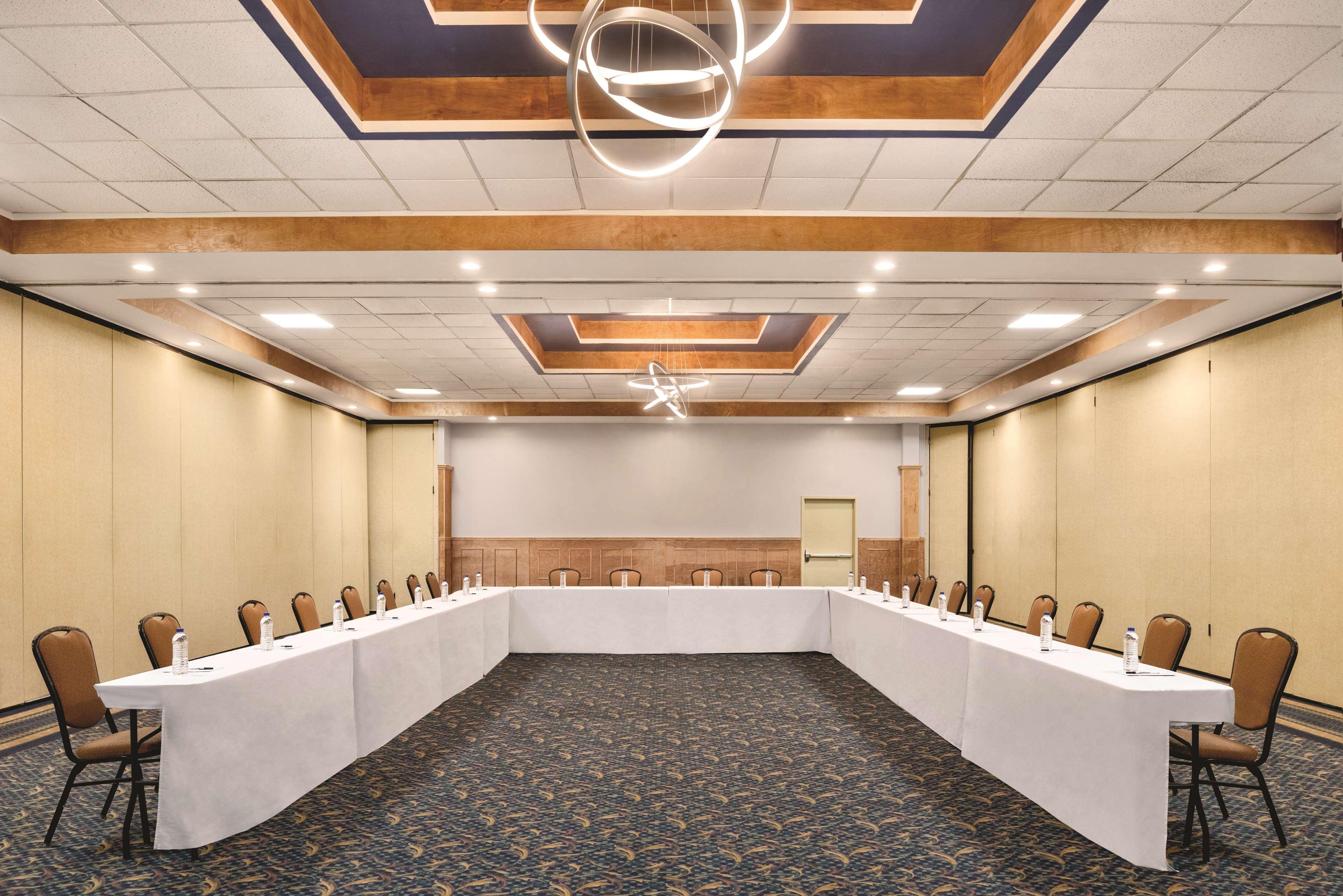 فندق Wyndham Garden Conference Center Champaign - Urbana المظهر الخارجي الصورة