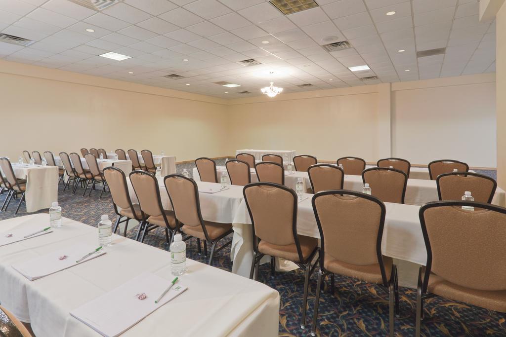 فندق Wyndham Garden Conference Center Champaign - Urbana المظهر الخارجي الصورة
