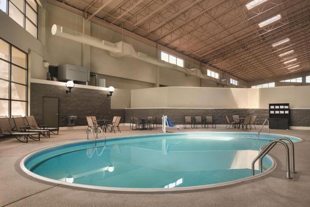 فندق Wyndham Garden Conference Center Champaign - Urbana المظهر الخارجي الصورة