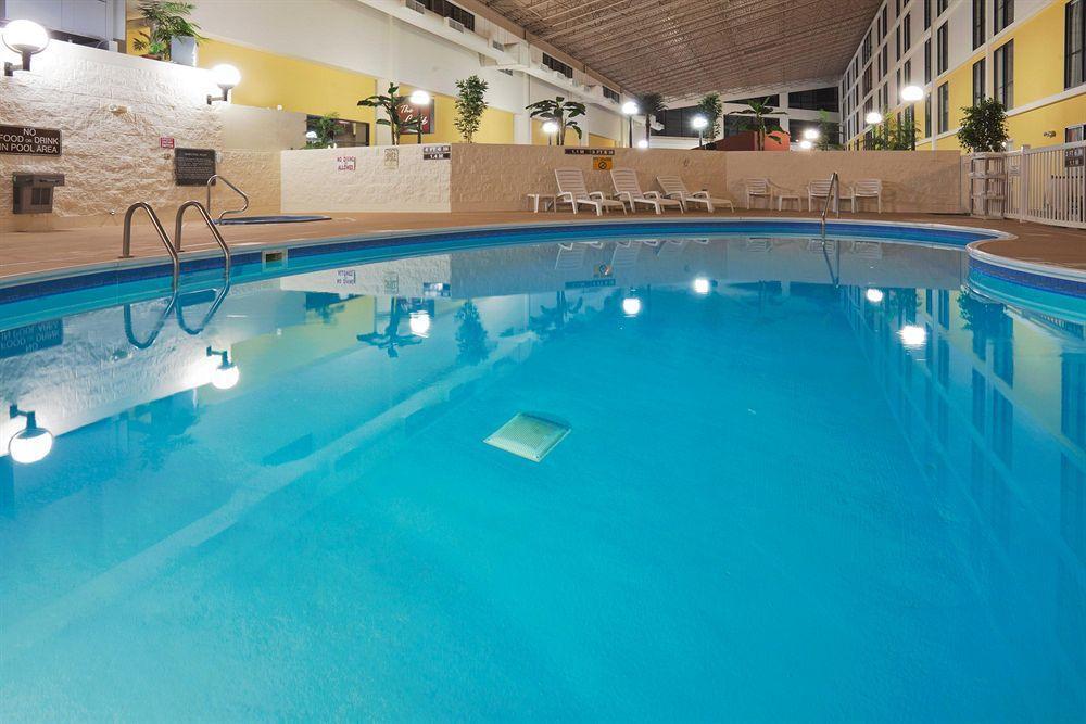 فندق Wyndham Garden Conference Center Champaign - Urbana المظهر الخارجي الصورة