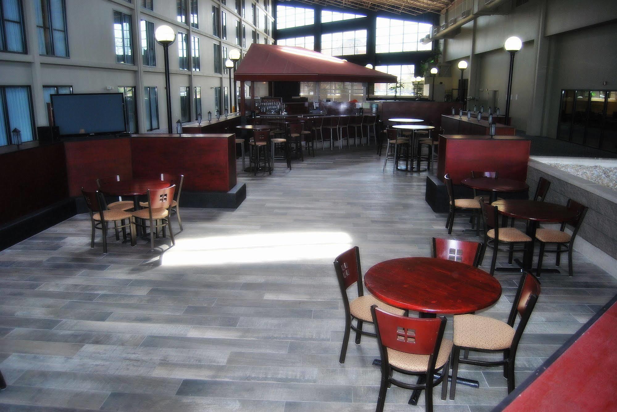 فندق Wyndham Garden Conference Center Champaign - Urbana المظهر الخارجي الصورة